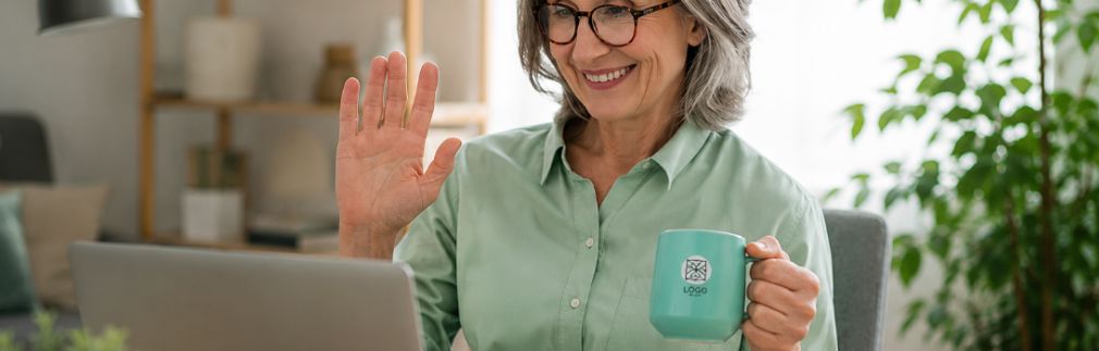Bedrukte mok zichtbaar tijdens thuiswerken